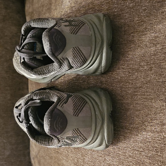 Hoka One One Clifton 9 Black and Gray Athletic Shoes 🖤🩶 - Picture 3 of 9